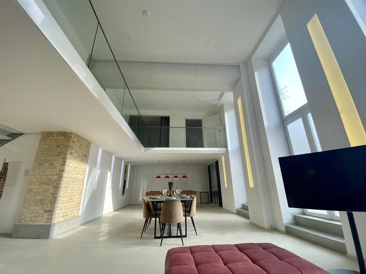 Loft With Pool Table, Kitchen Island & Gallery Apartment *