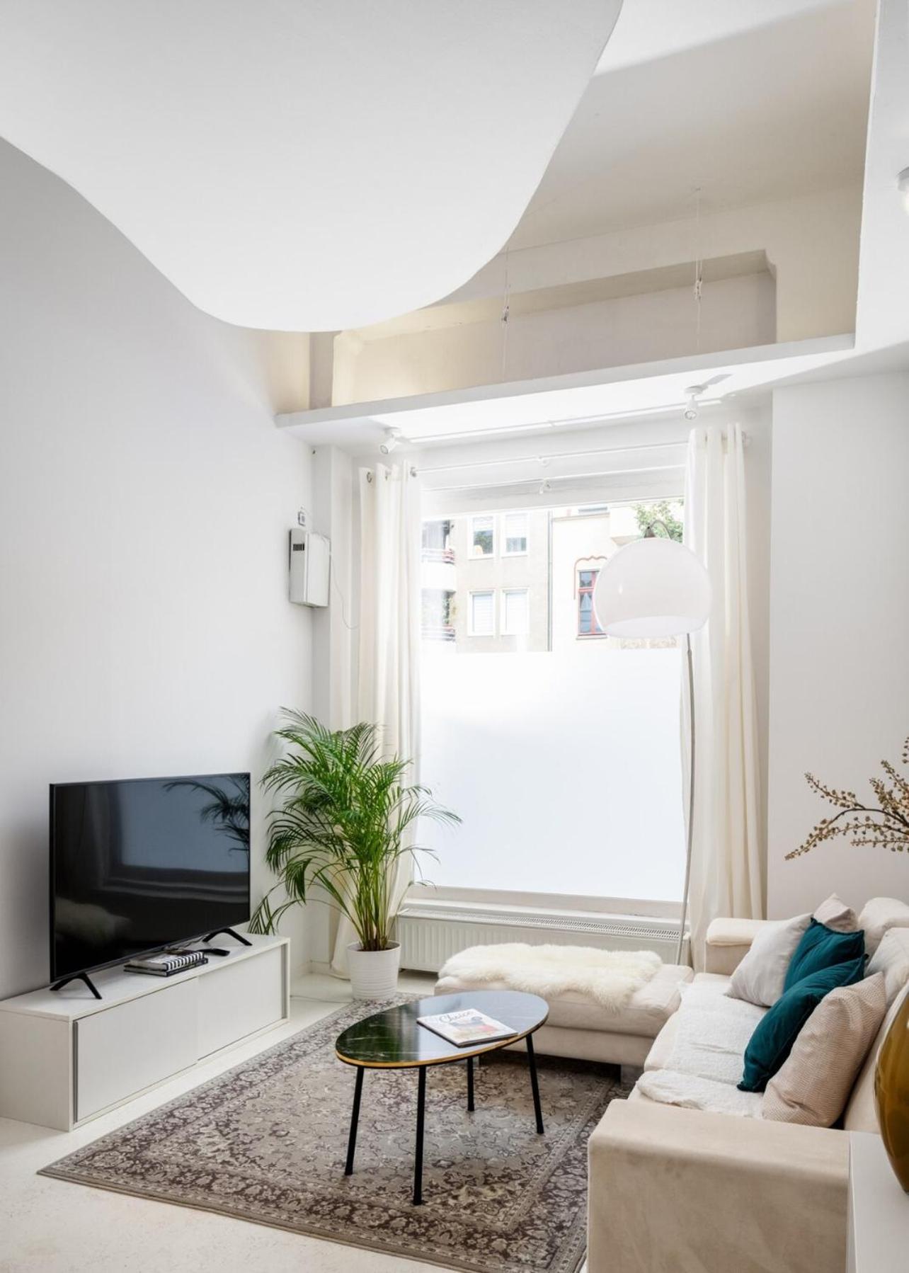 With Fireplace Near Underground Berlim