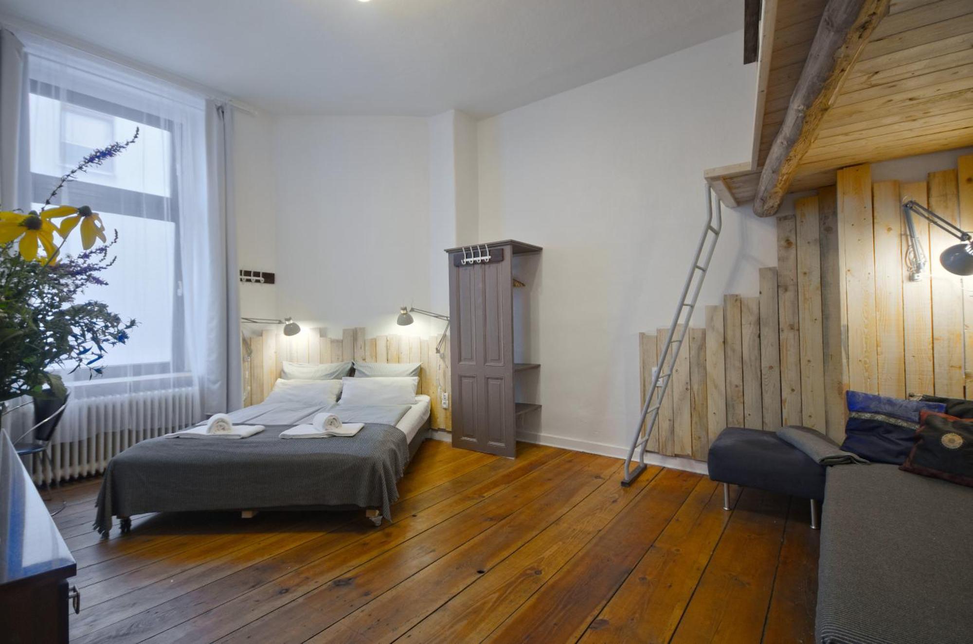 Courtyard Apartment *