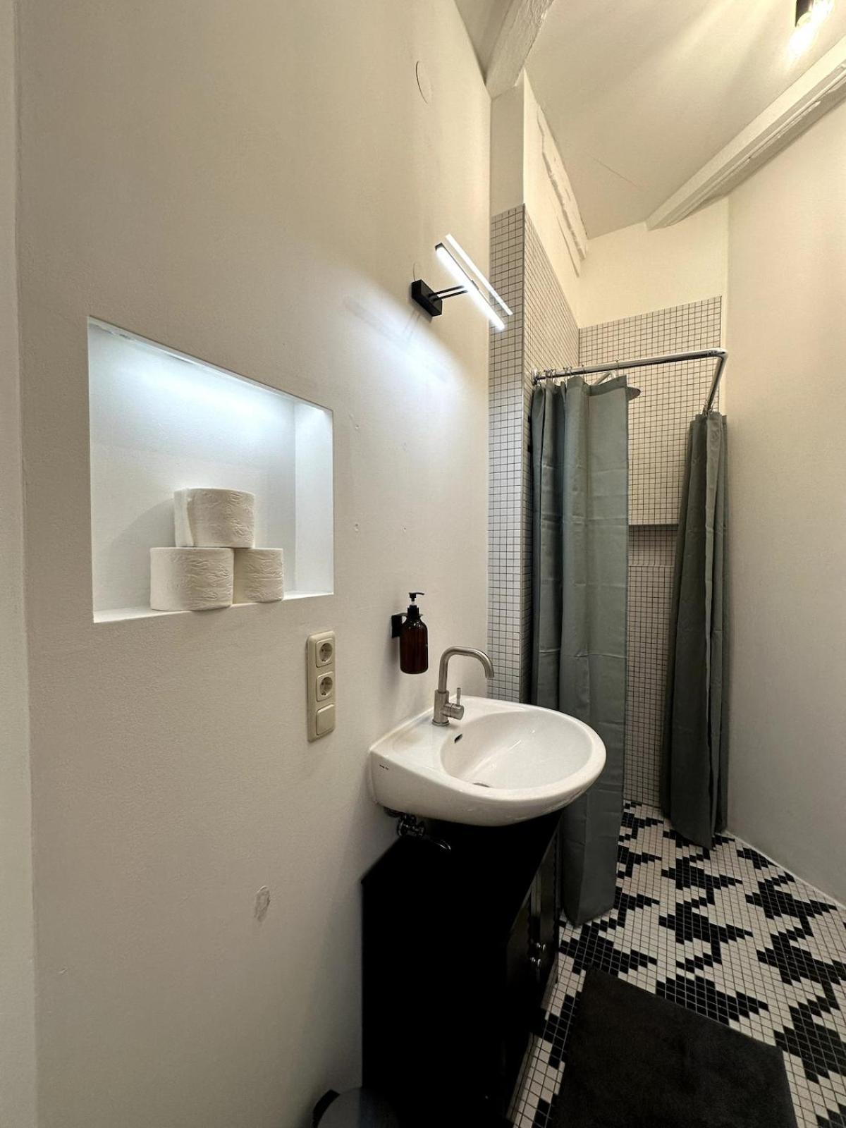 Apartment Classic Black In Vibrant Area 6 *