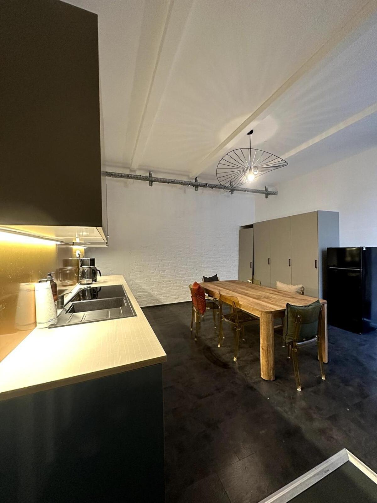 Apartment Elegant Gray In Vibrant Area 2