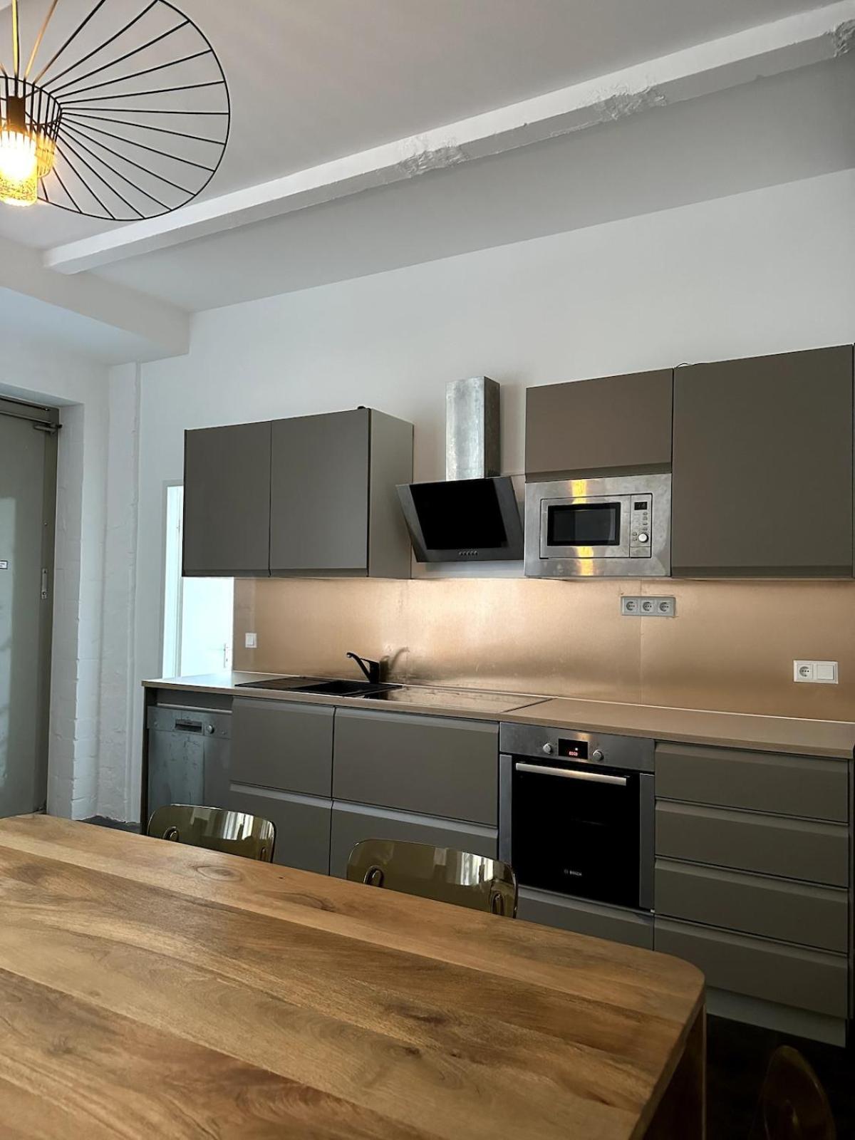 Elegant Gray In Vibrant Area 2 Apartment