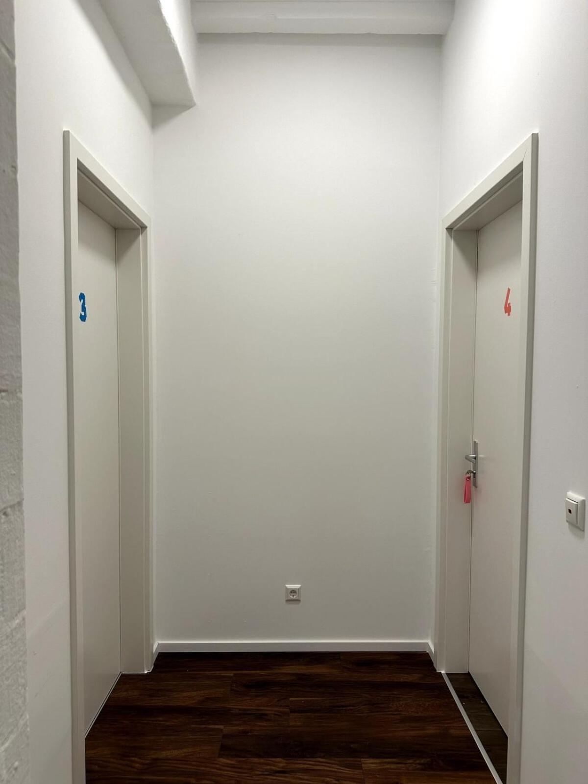 Classic Black In Vibrant Area 6 Apartment