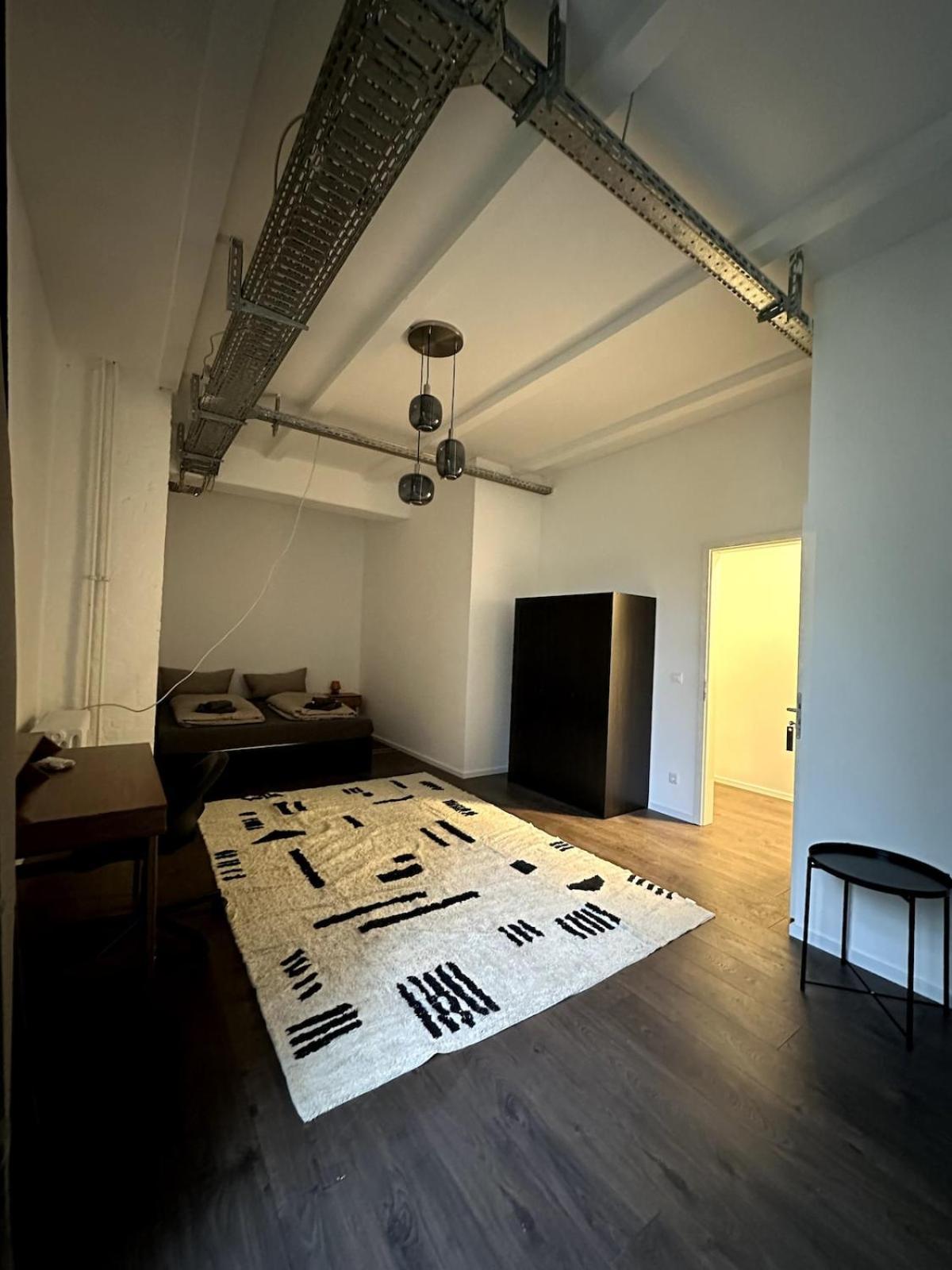 Classic Black In Vibrant Area 6 Apartment *