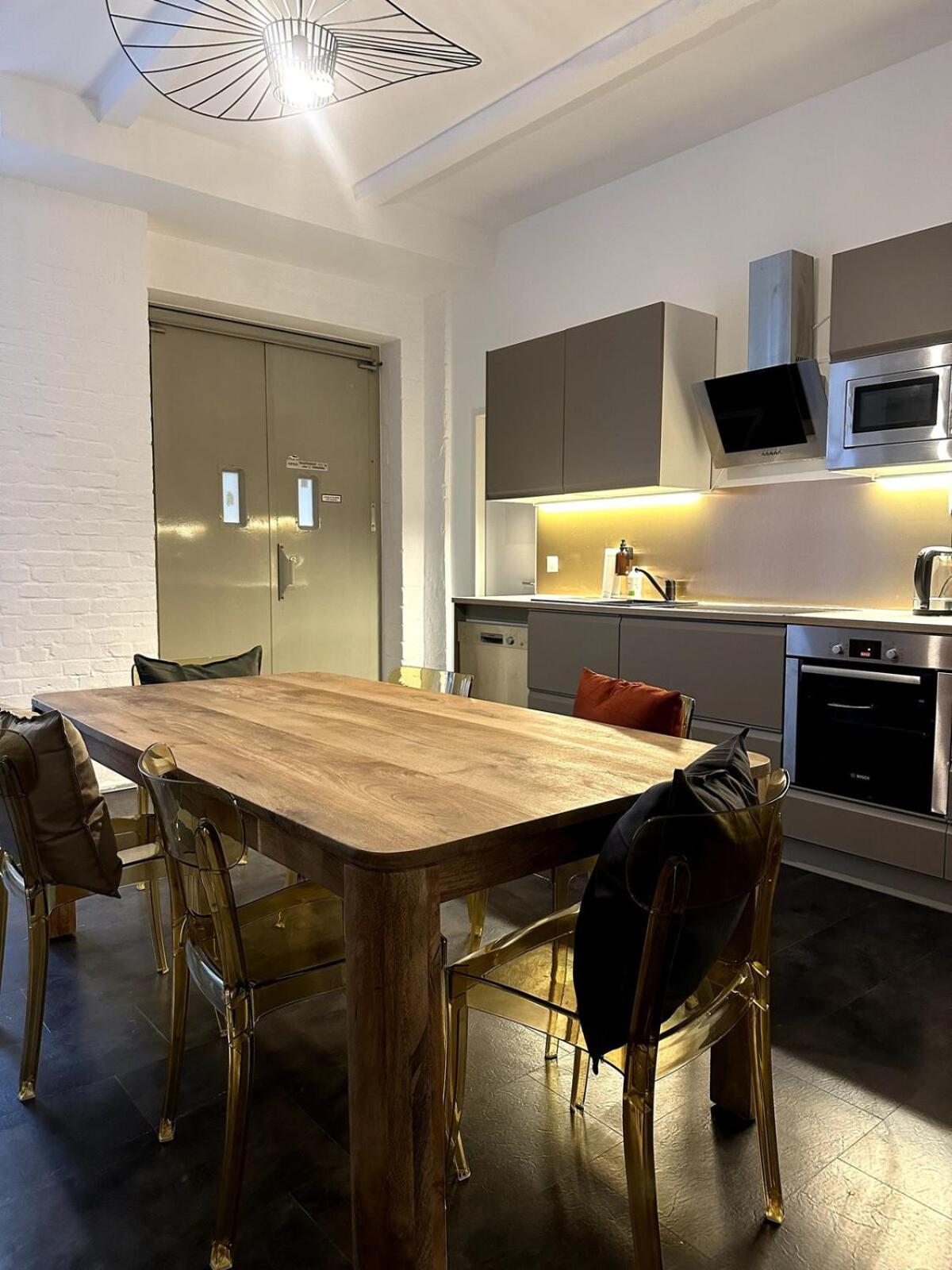 Apartment Elegant Gray In Vibrant Area 2