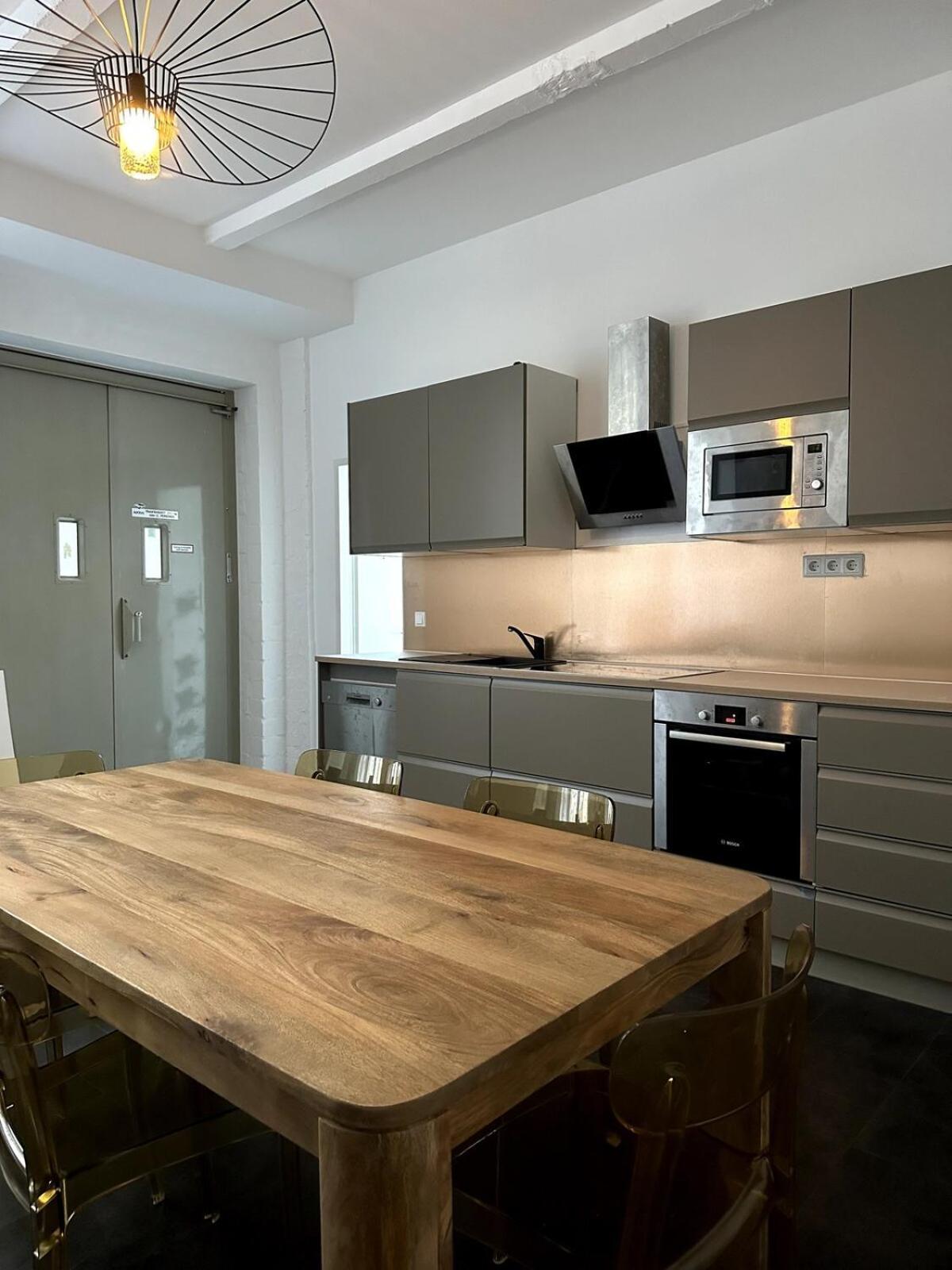 Classic Black In Vibrant Area 6 Apartamento