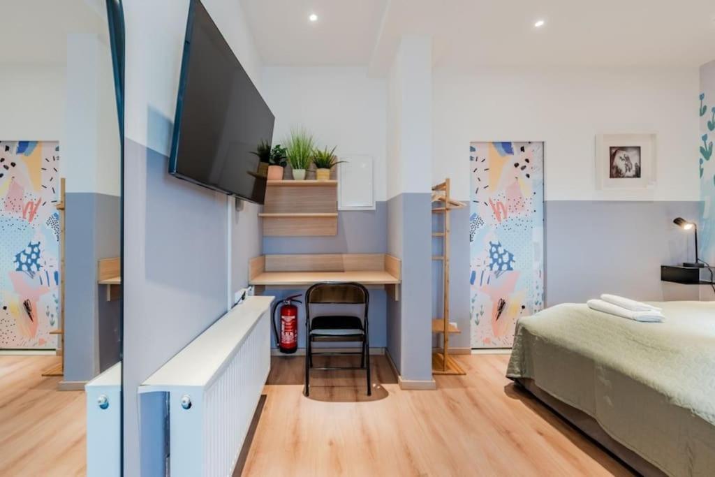Funky Street Art Studio In Central Apartment