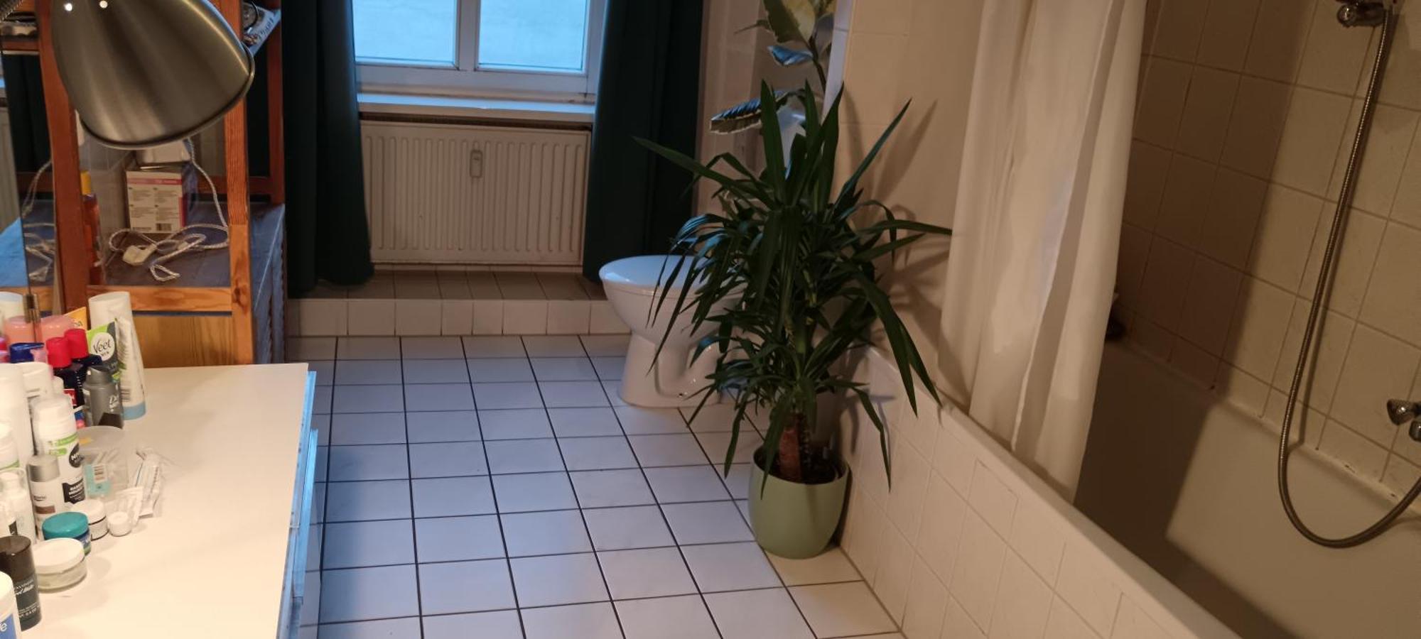 Sharing Bedroom With Host Near Alexanderplatz Berlim