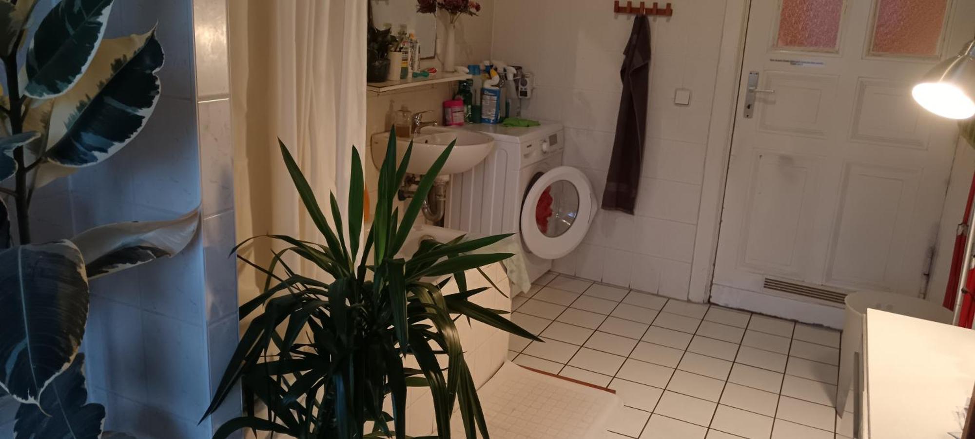 Sharing Bedroom With Host Near Alexanderplatz Berlim