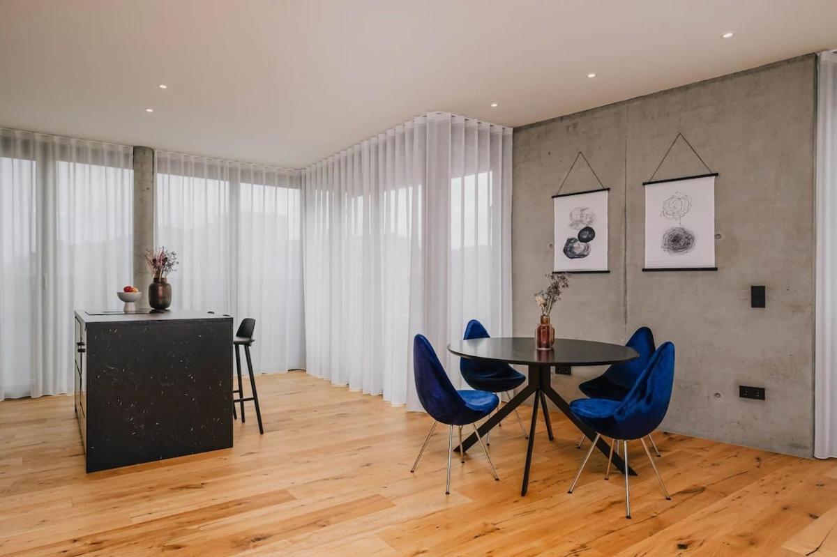 Luxury Apartment *
