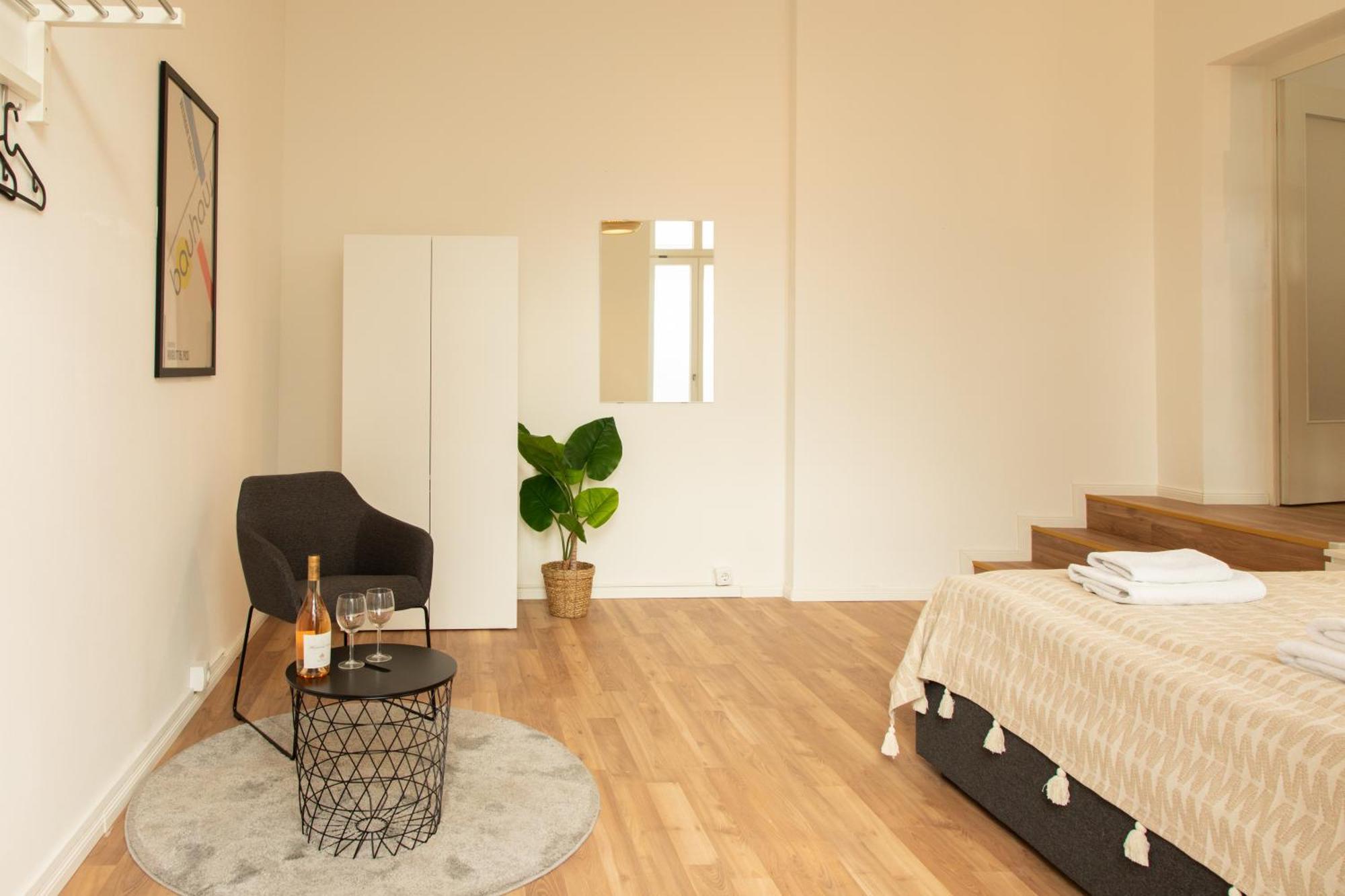 Homely - Spacious Flat Quiet, Friedrichstrasse, River Apartment