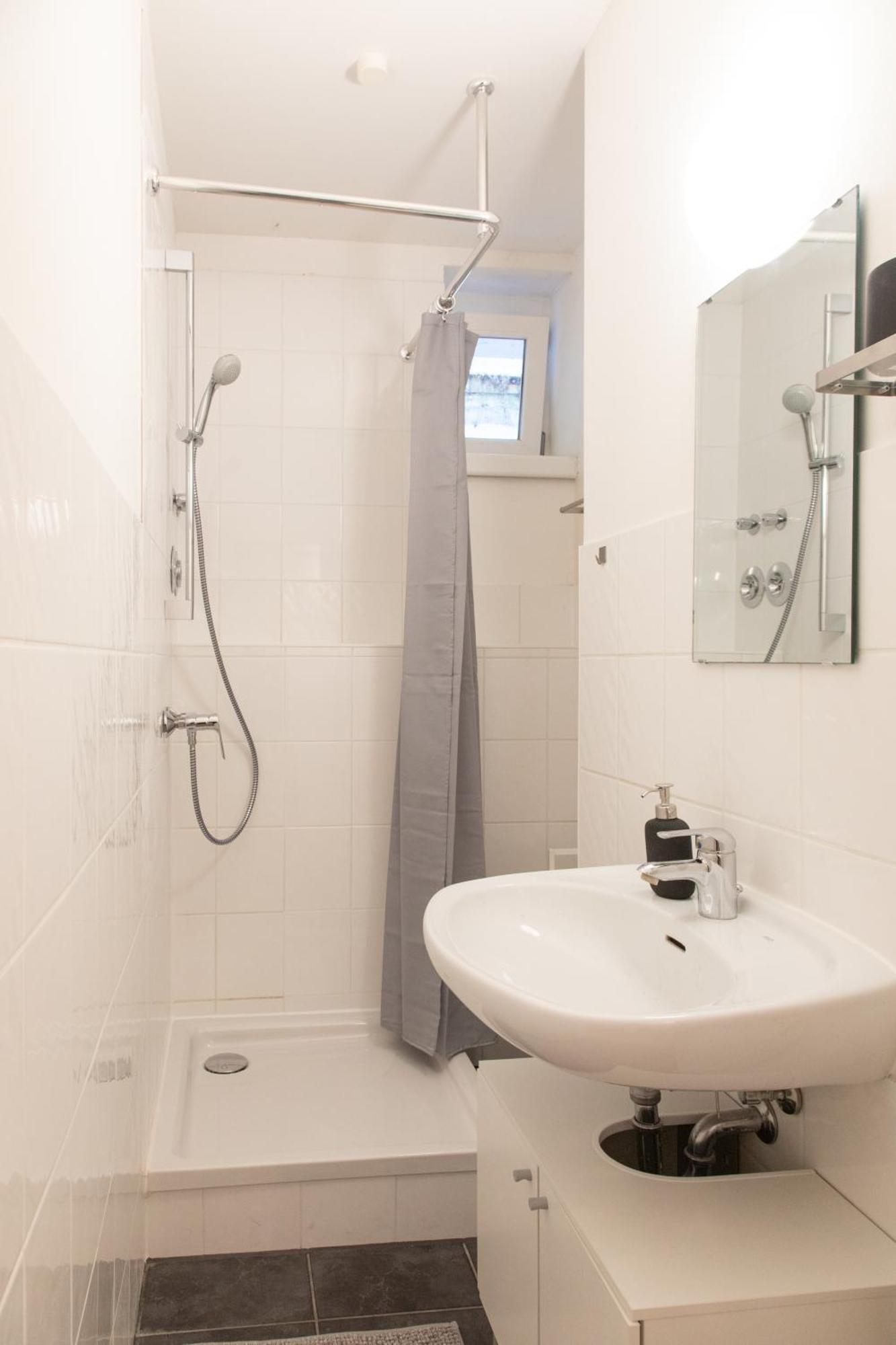 Homely - Spacious Flat Quiet, Friedrichstrasse, River Apartment Berlin