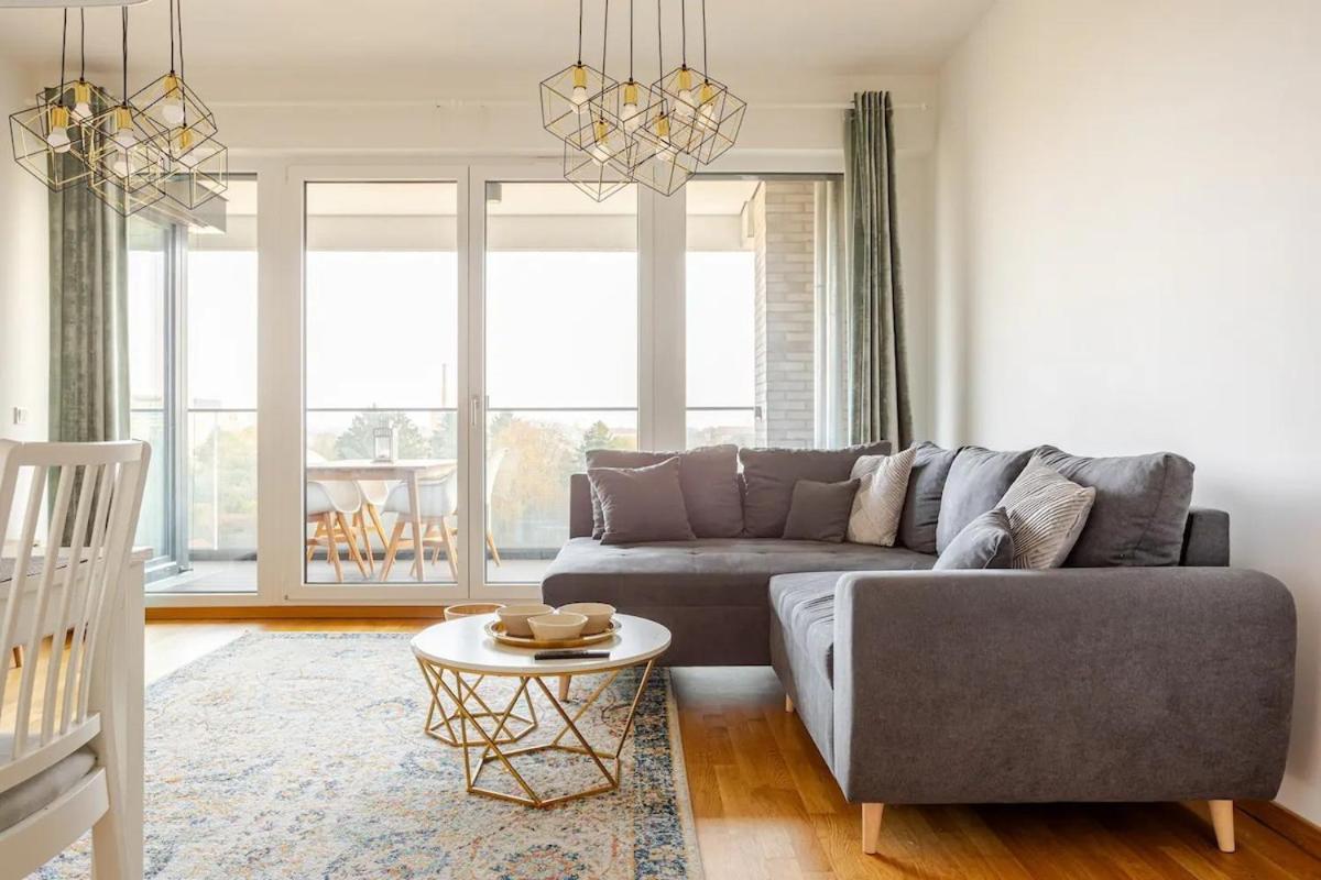 Hj 18 By Rockchair Apartments L Superhost Status L Super Flat, 2 Bedrooms 2 Bathrooms Balcony Elevator Welcomes You! * Berlin