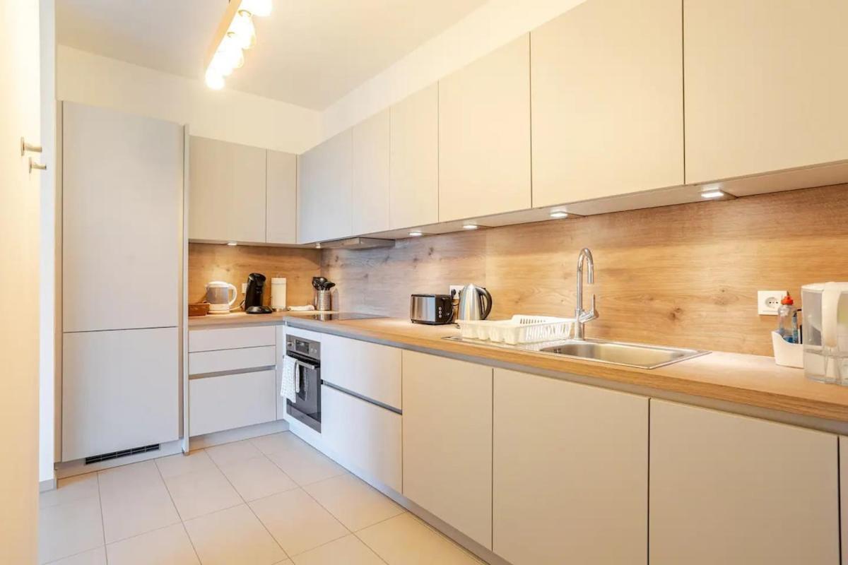 Hj 18 By Rockchair Apartments L Superhost Status L Super Flat, 2 Bedrooms 2 Bathrooms Balcony Elevator Welcomes You! Apartment *