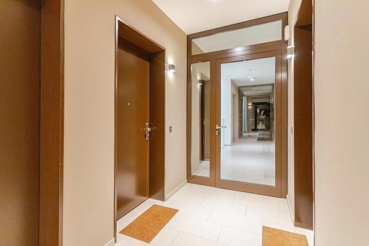 Hj 18 By Rockchair Apartments L Superhost Status L Super Flat, 2 Bedrooms 2 Bathrooms Balcony Elevator Welcomes You! Apartment