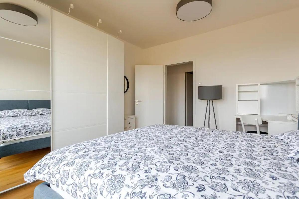 Hj 18 By Rockchair Apartments L Superhost Status L Super Flat, 2 Bedrooms 2 Bathrooms Balcony Elevator Welcomes You! Apartment *