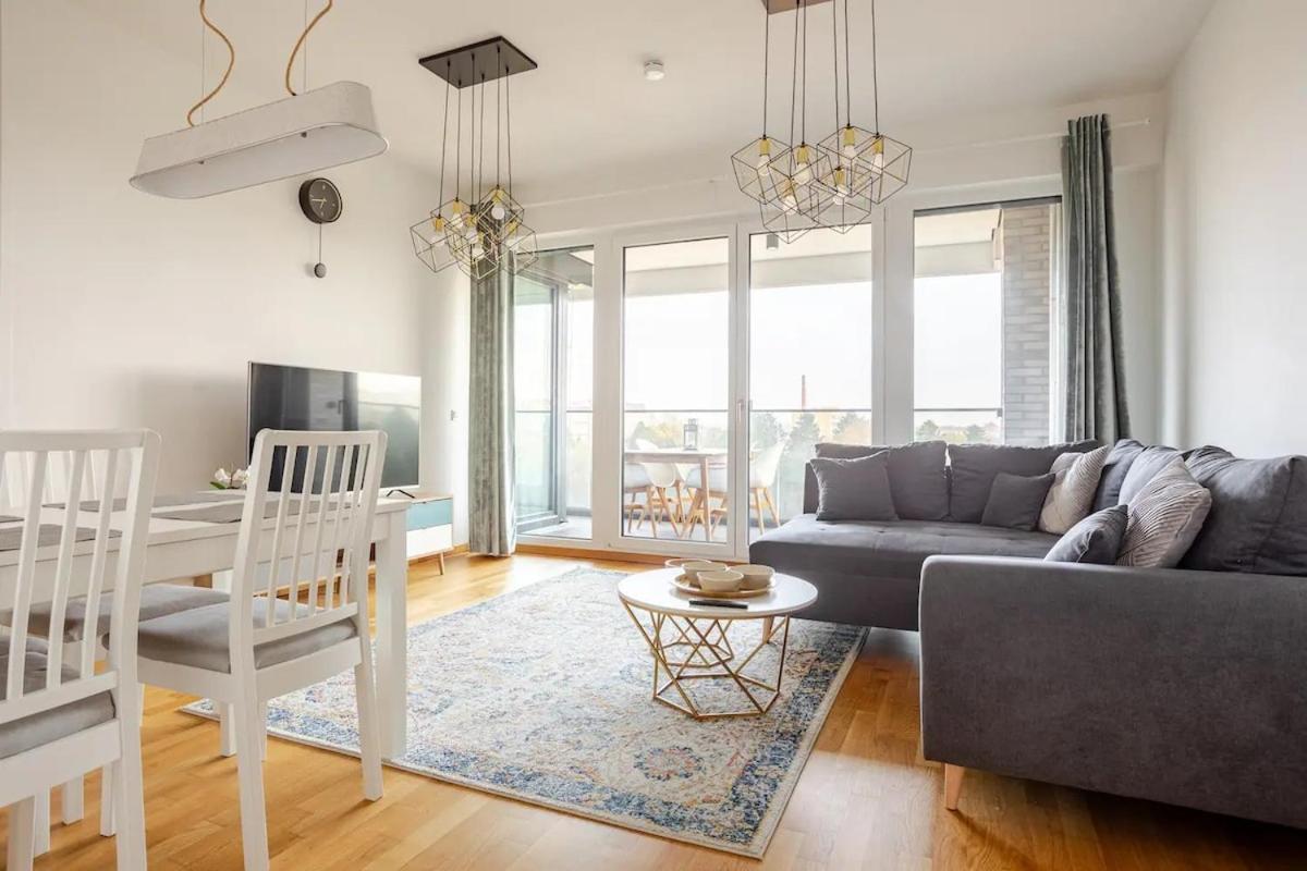 Hj 18 By Rockchair Apartments L Superhost Status L Super Flat, 2 Bedrooms 2 Bathrooms Balcony Elevator Welcomes You! Apartment Berlin