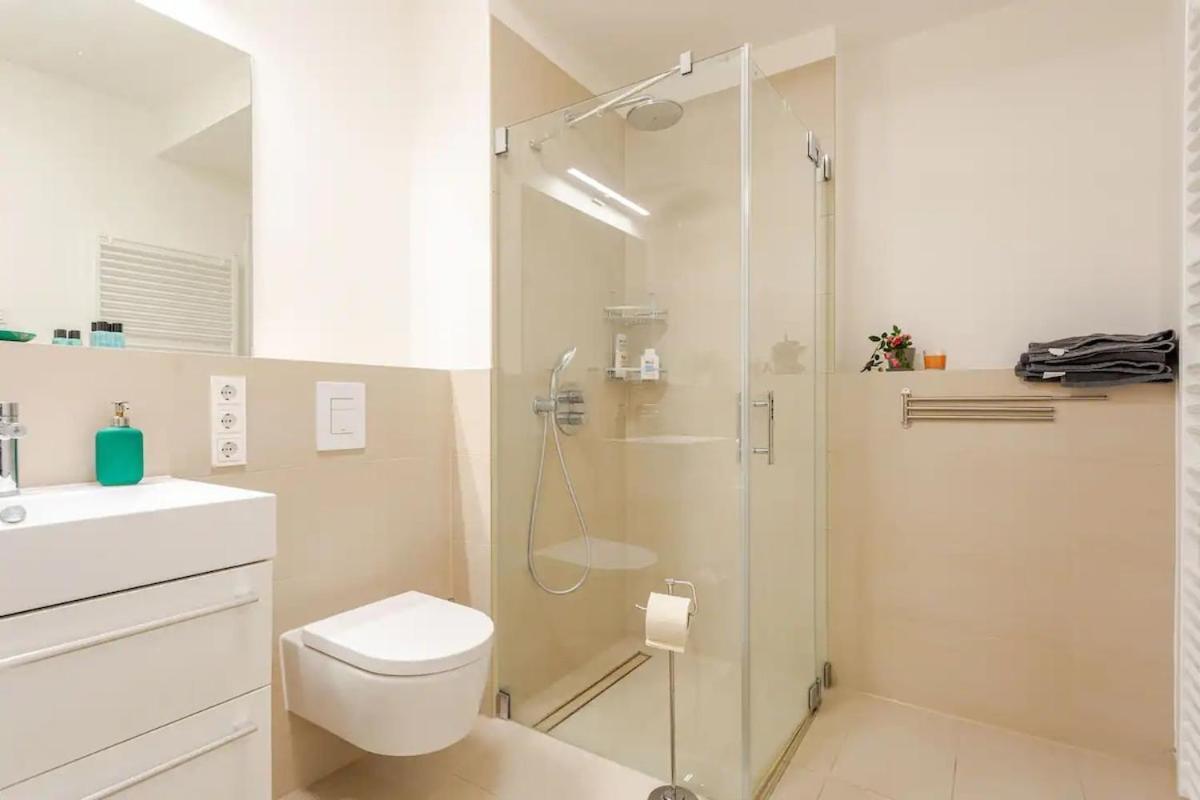 Hj 18 By Rockchair Apartments L Superhost Status L Super Flat, 2 Bedrooms 2 Bathrooms Balcony Elevator Welcomes You! Berlin
