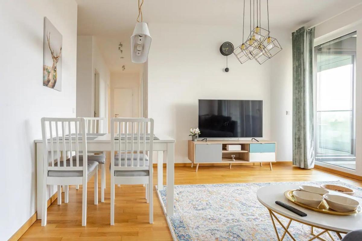 Hj 18 By Rockchair Apartments L Superhost Status L Super Flat, 2 Bedrooms 2 Bathrooms Balcony Elevator Welcomes You! * Berlin