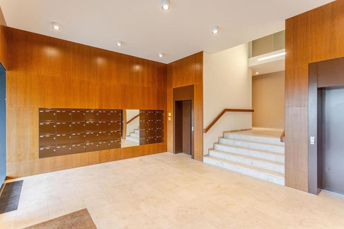 Hj 18 By Rockchair Apartments L Superhost Status L Super Flat, 2 Bedrooms 2 Bathrooms Balcony Elevator Welcomes You! Apartment