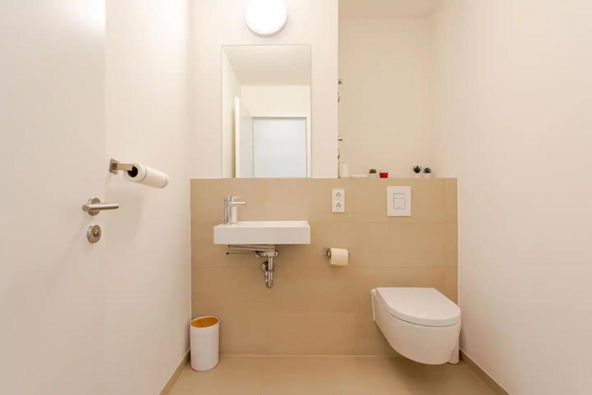 Hj 18 By Rockchair Apartments L Superhost Status L Super Flat, 2 Bedrooms 2 Bathrooms Balcony Elevator Welcomes You! Apartment Berlin