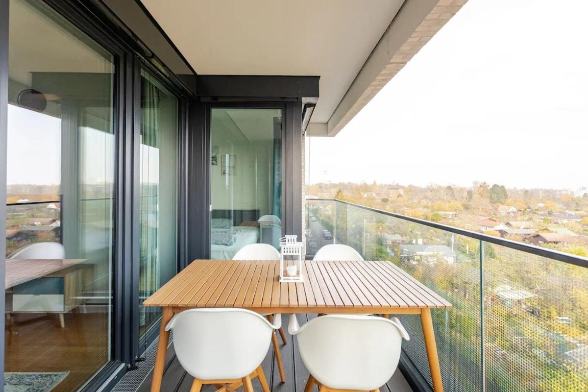 Hj 18 By Rockchair Apartments L Superhost Status L Super Flat, 2 Bedrooms 2 Bathrooms Balcony Elevator Welcomes You! Berlin