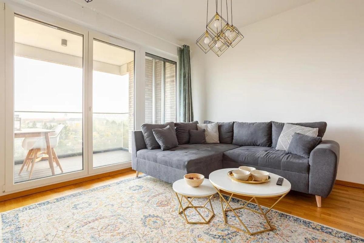 Hj 18 By Rockchair Apartments L Superhost Status L Super Flat, 2 Bedrooms 2 Bathrooms Balcony Elevator Welcomes You! Apartment
