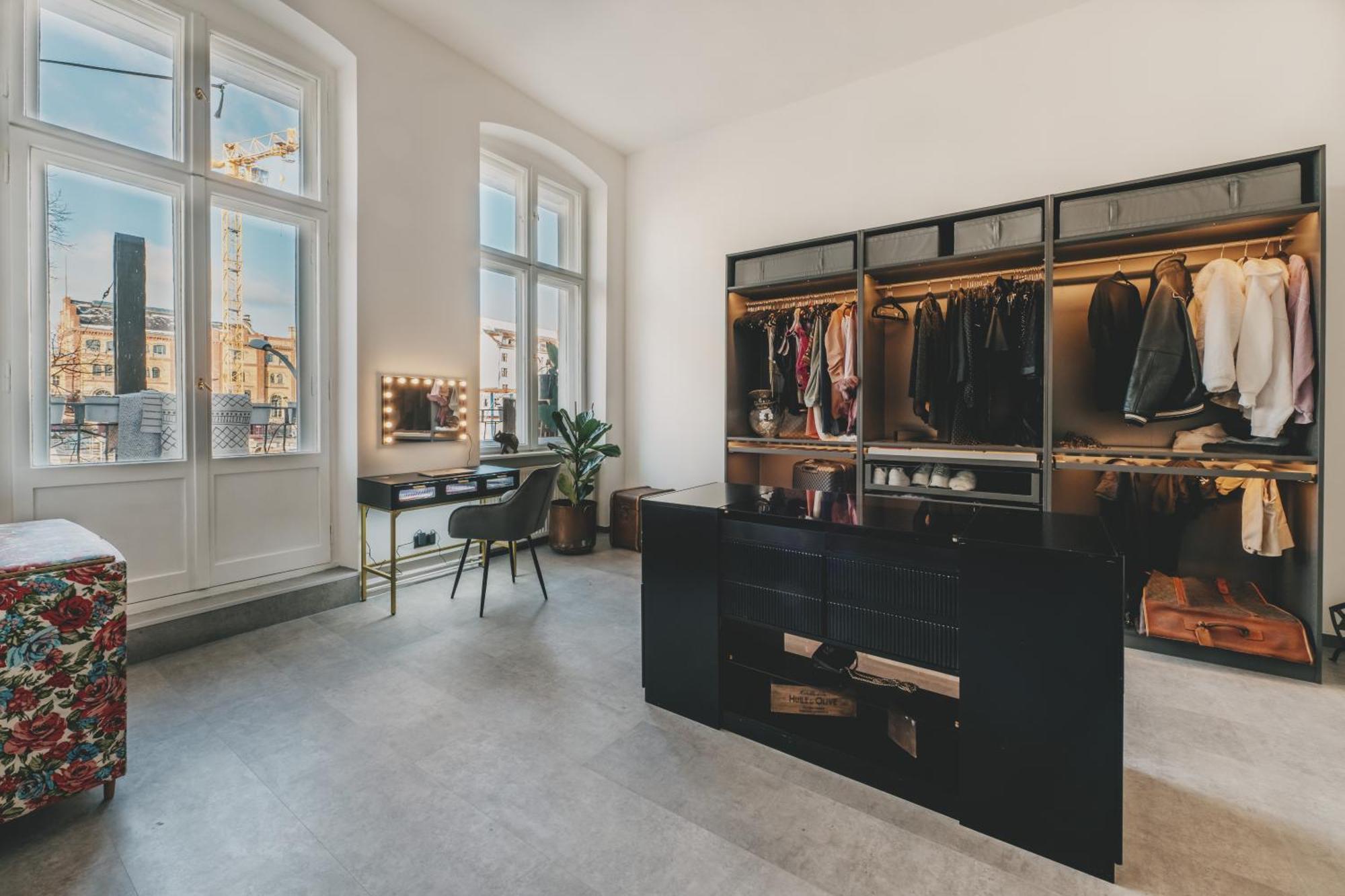 Altbau-loft Fuer 12 Personen Am Alexanderplatz Apartment