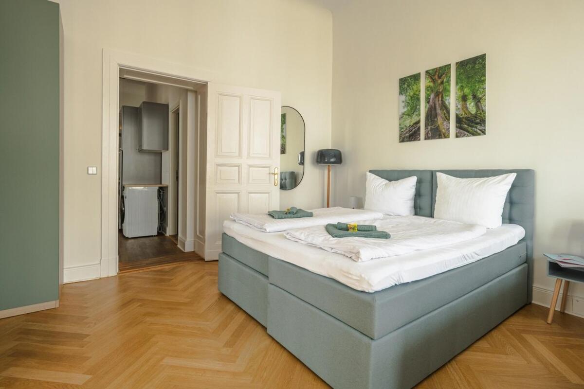 Kaiser 04 By Rockchair L Superhost Status L 3 Bedrooms Boxspringbeds 2 Bathrooms L Cozy Family & Business Flair 155 Sqm 3 Balcony 4th Floor Elevator Up To 10 Guests Welcomes You! Apartment *