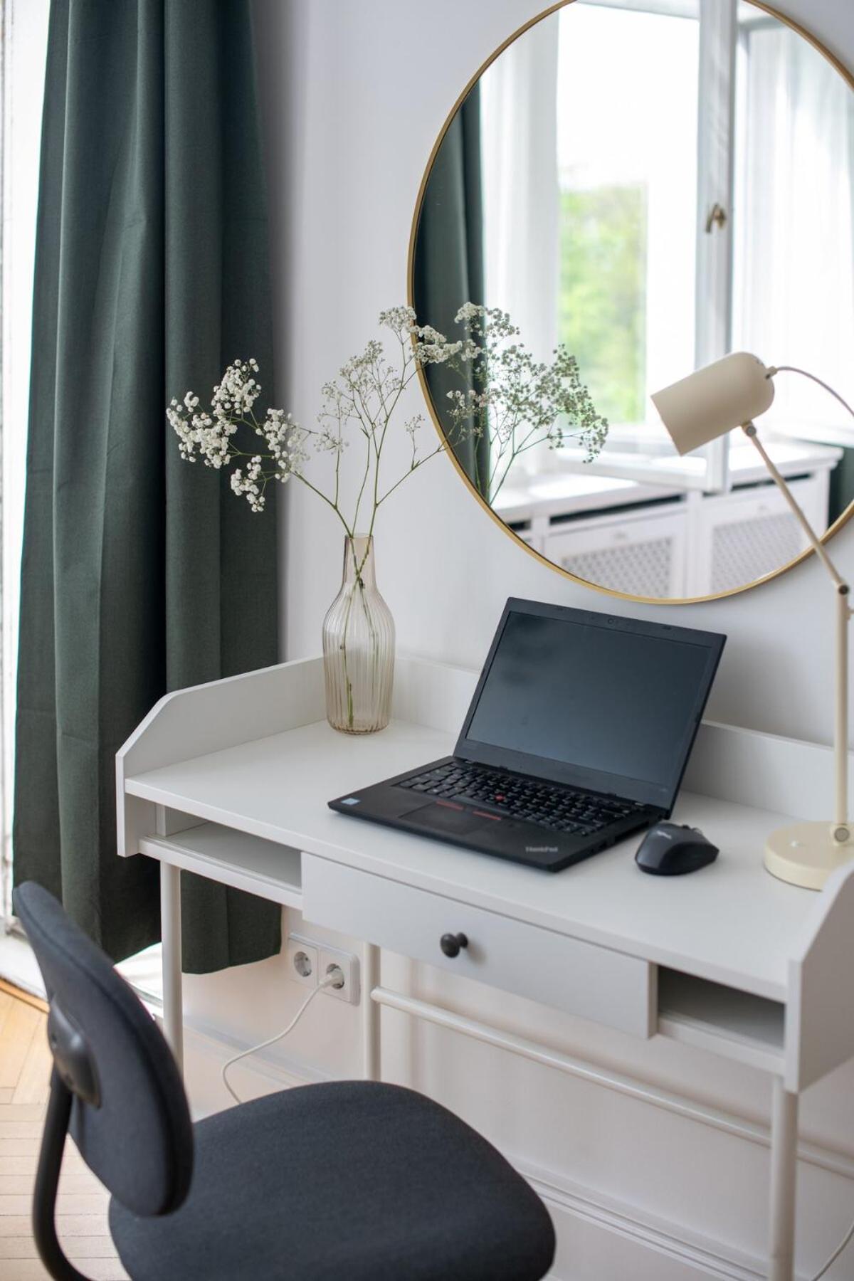 Kaiser 04 By Rockchair L Superhost Status L 3 Bedrooms Boxspringbeds 2 Bathrooms L Cozy Family & Business Flair 155 Sqm 3 Balcony 4th Floor Elevator Up To 10 Guests Welcomes You! *
