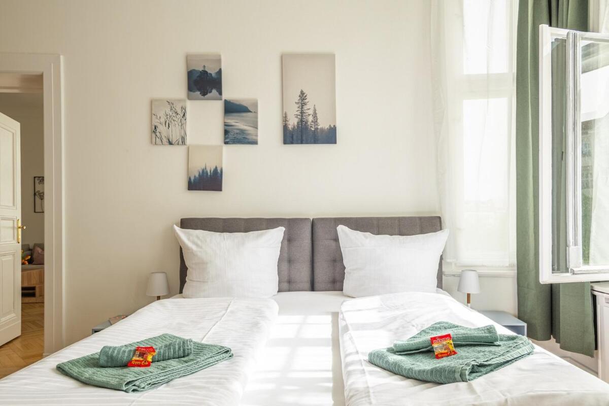 Kaiser 04 By Rockchair L Superhost Status L 3 Bedrooms Boxspringbeds 2 Bathrooms L Cozy Family & Business Flair 155 Sqm 3 Balcony 4th Floor Elevator Up To 10 Guests Welcomes You! Apartment Berlin