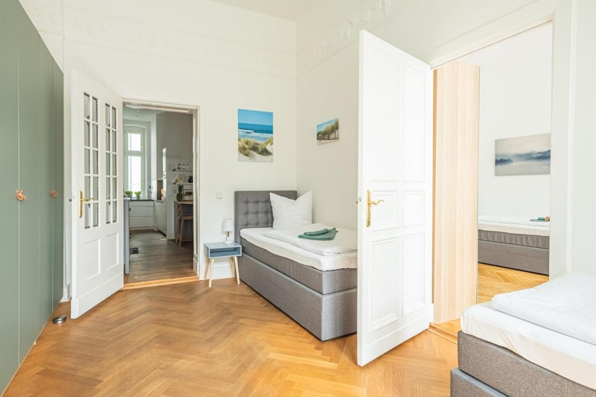 Apartment Kaiser 04 By Rockchair L Superhost Status L 3 Bedrooms Boxspringbeds 2 Bathrooms L Cozy Family & Business Flair 155 Sqm 3 Balcony 4th Floor Elevator Up To 10 Guests Welcomes You! *