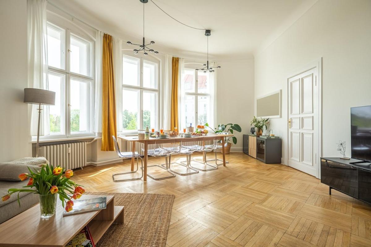 Kaiser 04 By Rockchair L Superhost Status L 3 Bedrooms Boxspringbeds 2 Bathrooms L Cozy Family & Business Flair 155 Sqm 3 Balcony 4th Floor Elevator Up To 10 Guests Welcomes You! Apartment Berlin