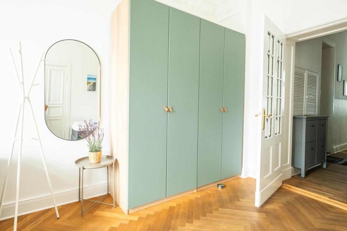 Apartment Kaiser 04 By Rockchair L Superhost Status L 3 Bedrooms Boxspringbeds 2 Bathrooms L Cozy Family & Business Flair 155 Sqm 3 Balcony 4th Floor Elevator Up To 10 Guests Welcomes You! *