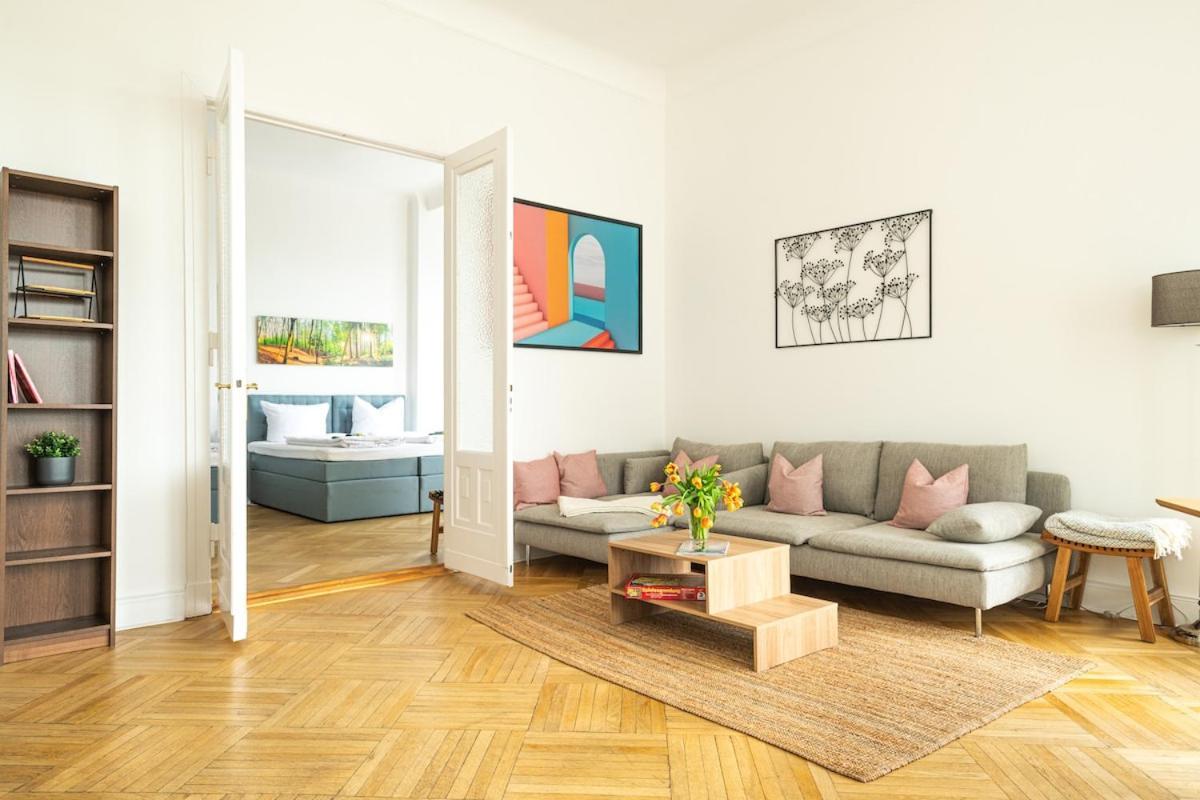 Kaiser 04 By Rockchair L Superhost Status L 3 Bedrooms Boxspringbeds 2 Bathrooms L Cozy Family & Business Flair 155 Sqm 3 Balcony 4th Floor Elevator Up To 10 Guests Welcomes You! Apartment Berlin