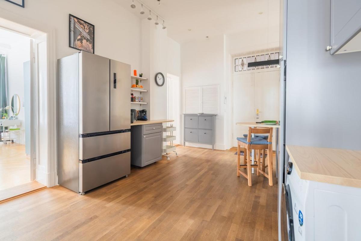 Apartment Kaiser 04 By Rockchair L Superhost Status L 3 Bedrooms Boxspringbeds 2 Bathrooms L Cozy Family & Business Flair 155 Sqm 3 Balcony 4th Floor Elevator Up To 10 Guests Welcomes You! *