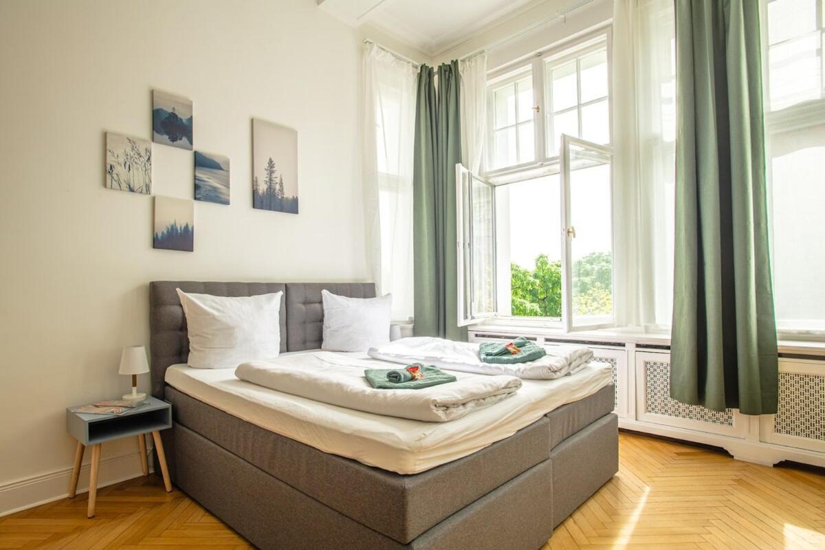 Apartment Kaiser 04 By Rockchair L Superhost Status L 3 Bedrooms Boxspringbeds 2 Bathrooms L Cozy Family & Business Flair 155 Sqm 3 Balcony 4th Floor Elevator Up To 10 Guests Welcomes You! Berlin