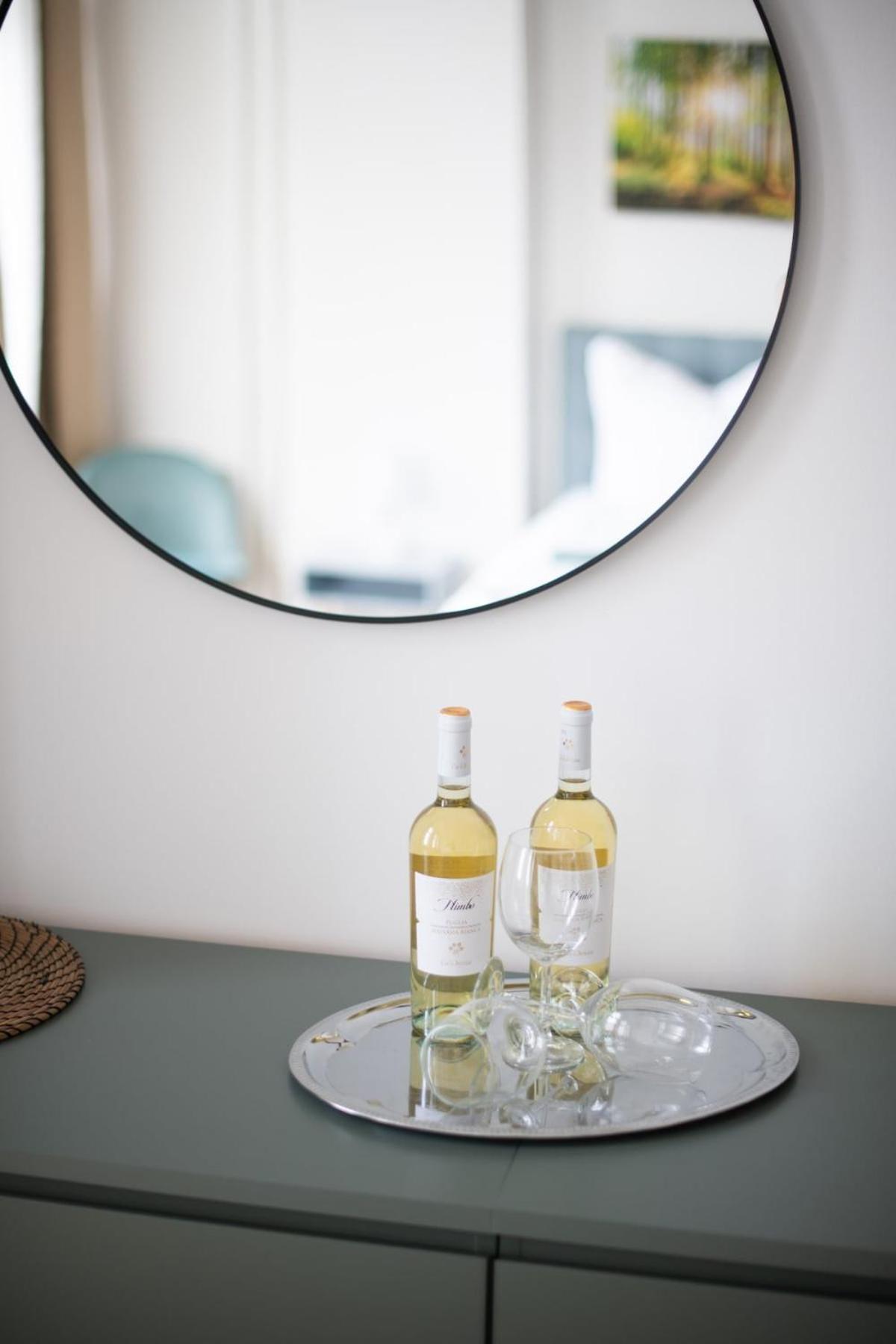 Kaiser 04 By Rockchair L Superhost Status L 3 Bedrooms Boxspringbeds 2 Bathrooms L Cozy Family & Business Flair 155 Sqm 3 Balcony 4th Floor Elevator Up To 10 Guests Welcomes You!