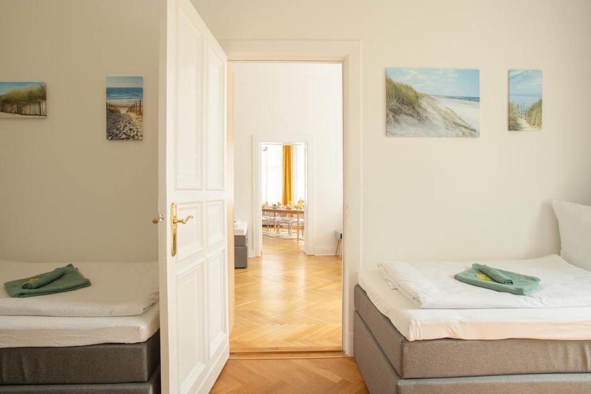 Kaiser 04 By Rockchair L Superhost Status L 3 Bedrooms Boxspringbeds 2 Bathrooms L Cozy Family & Business Flair 155 Sqm 3 Balcony 4th Floor Elevator Up To 10 Guests Welcomes You! Apartment