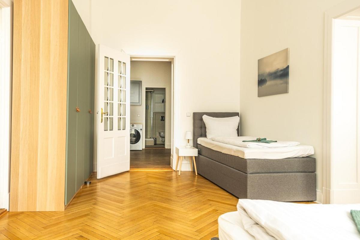 Apartment Kaiser 04 By Rockchair L Superhost Status L 3 Bedrooms Boxspringbeds 2 Bathrooms L Cozy Family & Business Flair 155 Sqm 3 Balcony 4th Floor Elevator Up To 10 Guests Welcomes You!