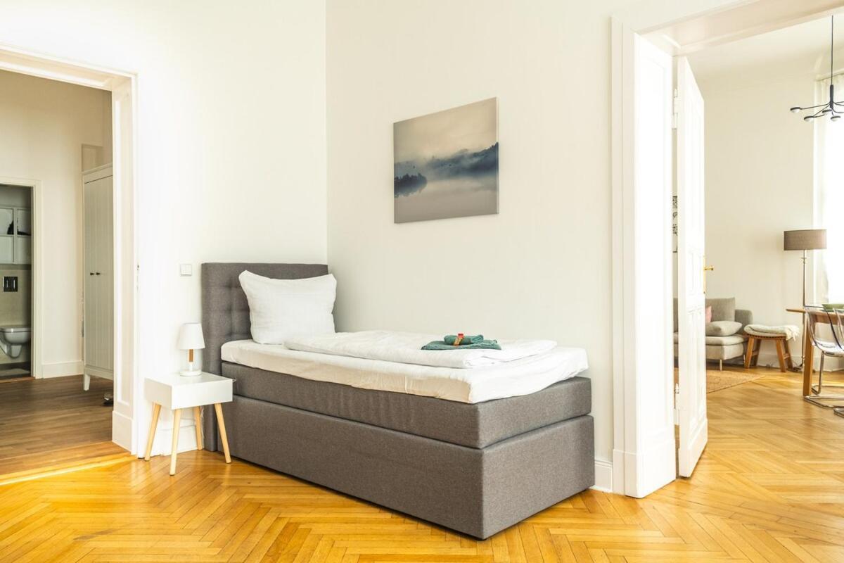 Apartment Kaiser 04 By Rockchair L Superhost Status L 3 Bedrooms Boxspringbeds 2 Bathrooms L Cozy Family & Business Flair 155 Sqm 3 Balcony 4th Floor Elevator Up To 10 Guests Welcomes You!