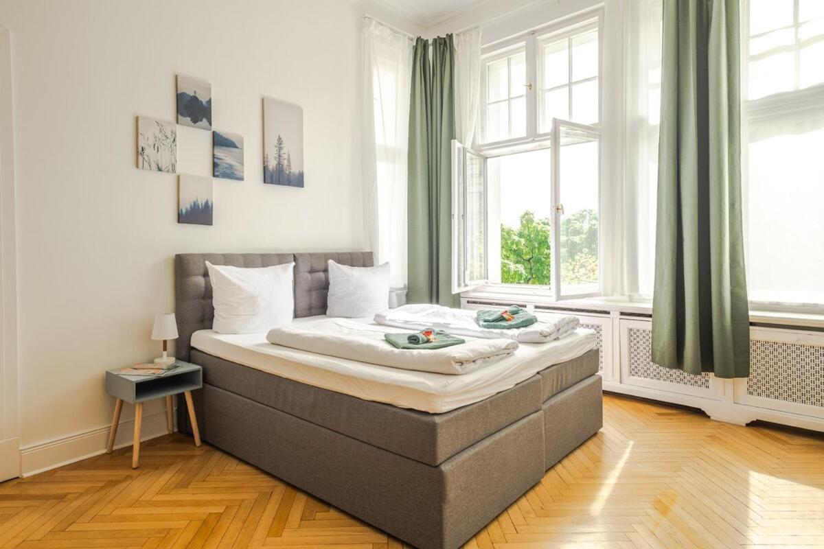 Kaiser 04 By Rockchair L Superhost Status L 3 Bedrooms Boxspringbeds 2 Bathrooms L Cozy Family & Business Flair 155 Sqm 3 Balcony 4th Floor Elevator Up To 10 Guests Welcomes You! Apartment