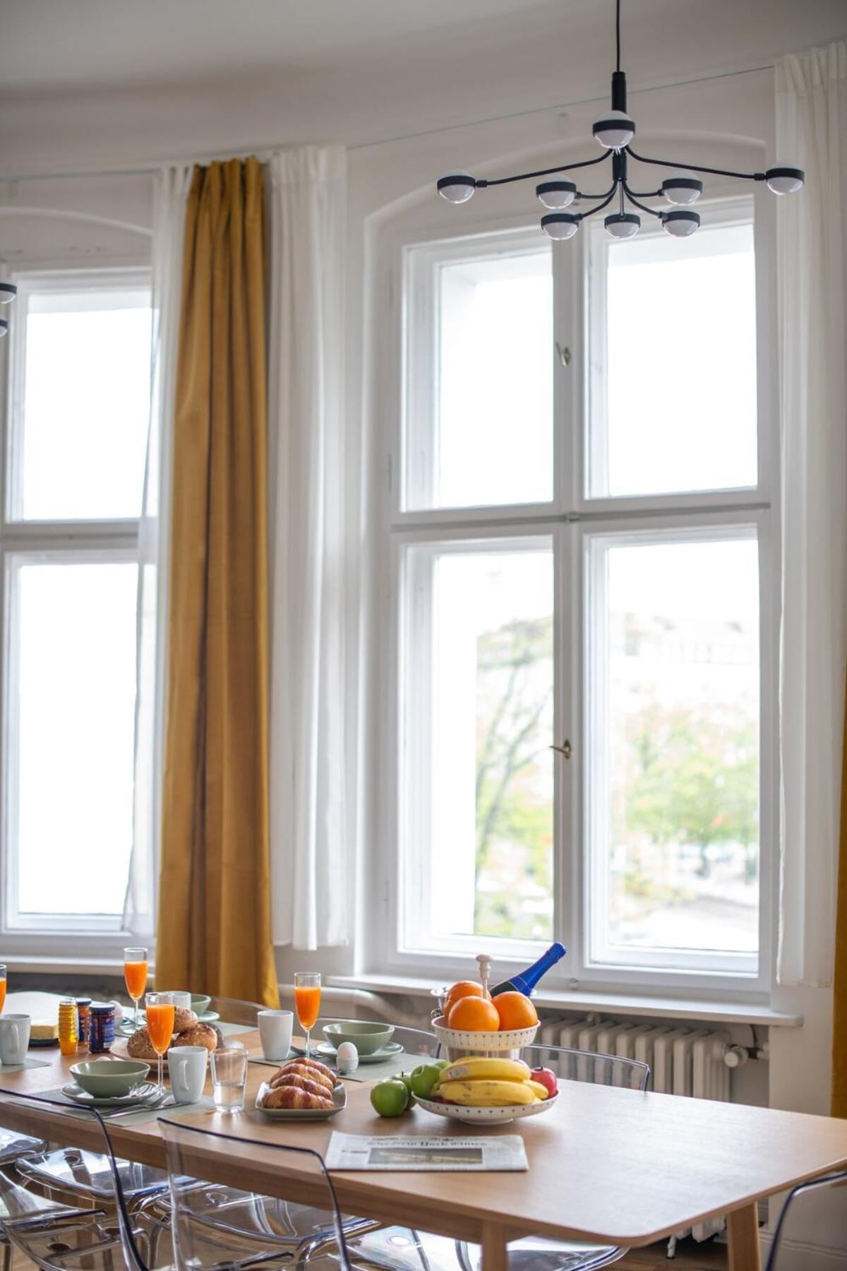 Kaiser 04 By Rockchair L Superhost Status L 3 Bedrooms Boxspringbeds 2 Bathrooms L Cozy Family & Business Flair 155 Sqm 3 Balcony 4th Floor Elevator Up To 10 Guests Welcomes You! * Berlin