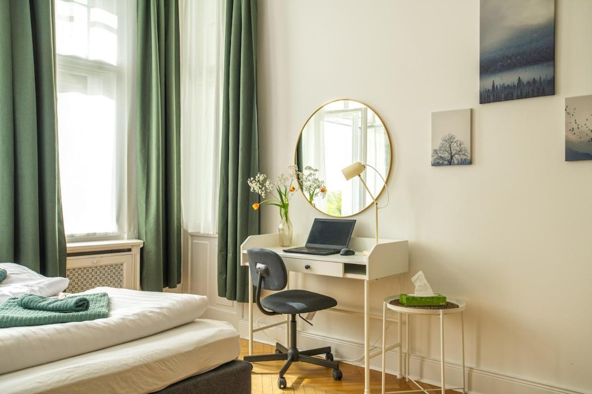 Kaiser 04 By Rockchair L Superhost Status L 3 Bedrooms Boxspringbeds 2 Bathrooms L Cozy Family & Business Flair 155 Sqm 3 Balcony 4th Floor Elevator Up To 10 Guests Welcomes You! * Berlin