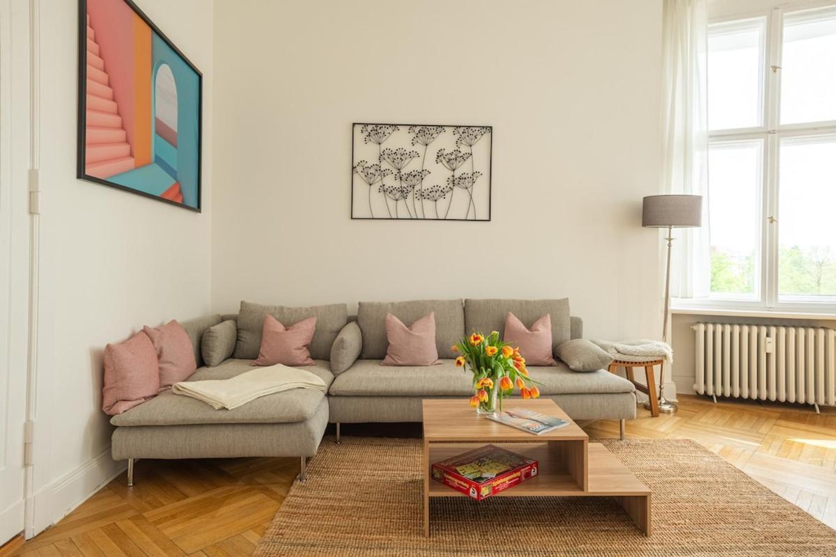 Kaiser 04 By Rockchair L Superhost Status L 3 Bedrooms Boxspringbeds 2 Bathrooms L Cozy Family & Business Flair 155 Sqm 3 Balcony 4th Floor Elevator Up To 10 Guests Welcomes You! Berlin