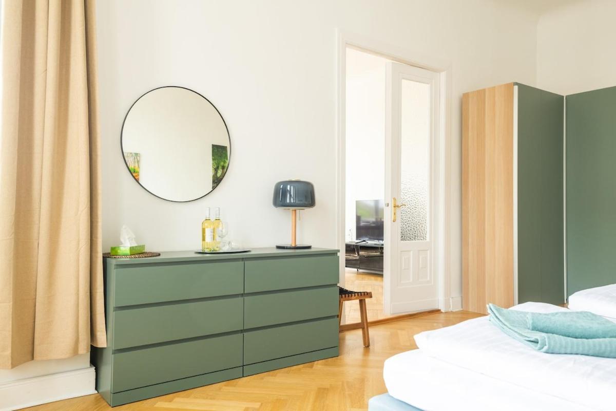 Apartment Kaiser 04 By Rockchair L Superhost Status L 3 Bedrooms Boxspringbeds 2 Bathrooms L Cozy Family & Business Flair 155 Sqm 3 Balcony 4th Floor Elevator Up To 10 Guests Welcomes You!