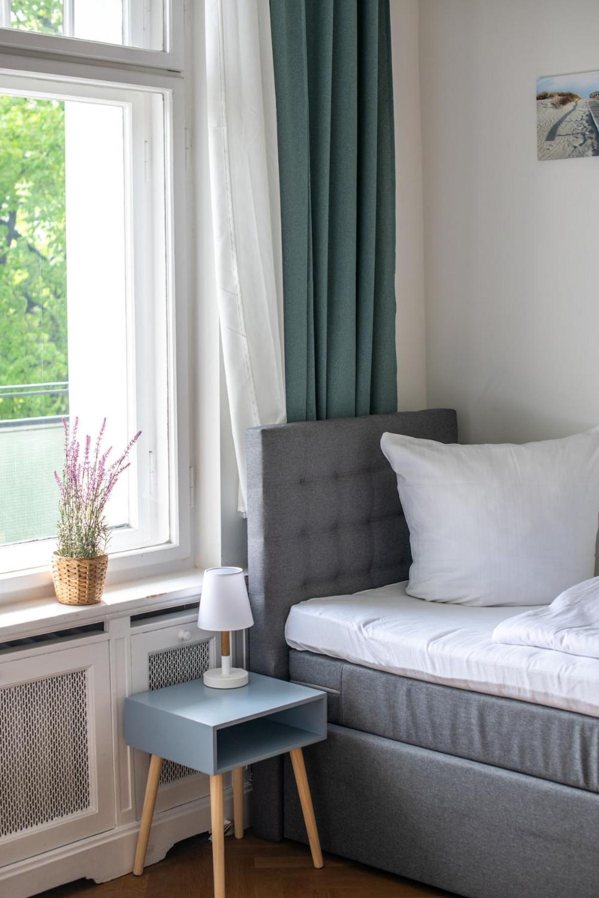 Kaiser 04 By Rockchair L Superhost Status L 3 Bedrooms Boxspringbeds 2 Bathrooms L Cozy Family & Business Flair 155 Sqm 3 Balcony 4th Floor Elevator Up To 10 Guests Welcomes You! Apartment Berlin