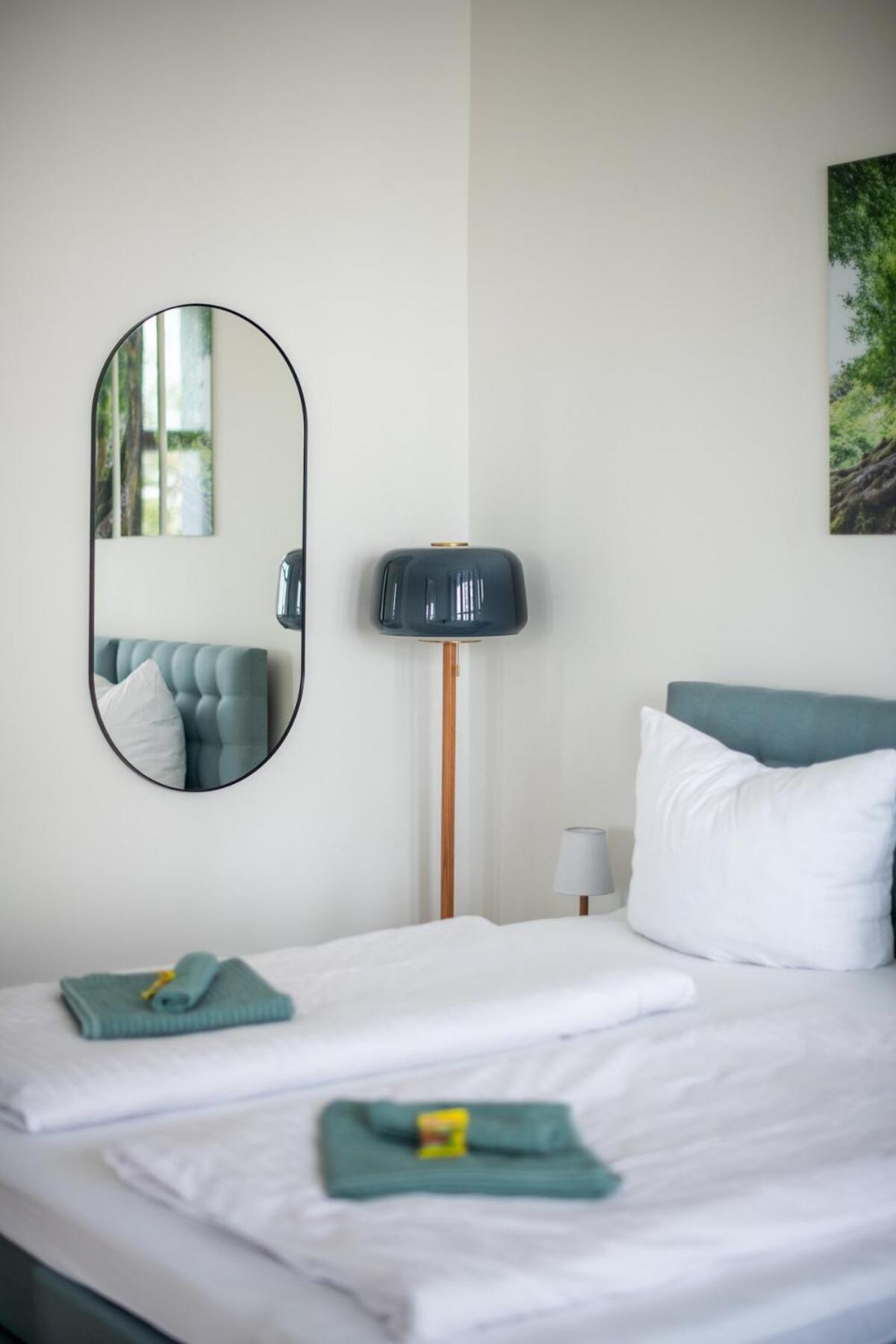 Kaiser 04 By Rockchair L Superhost Status L 3 Bedrooms Boxspringbeds 2 Bathrooms L Cozy Family & Business Flair 155 Sqm 3 Balcony 4th Floor Elevator Up To 10 Guests Welcomes You! Apartment Berlin
