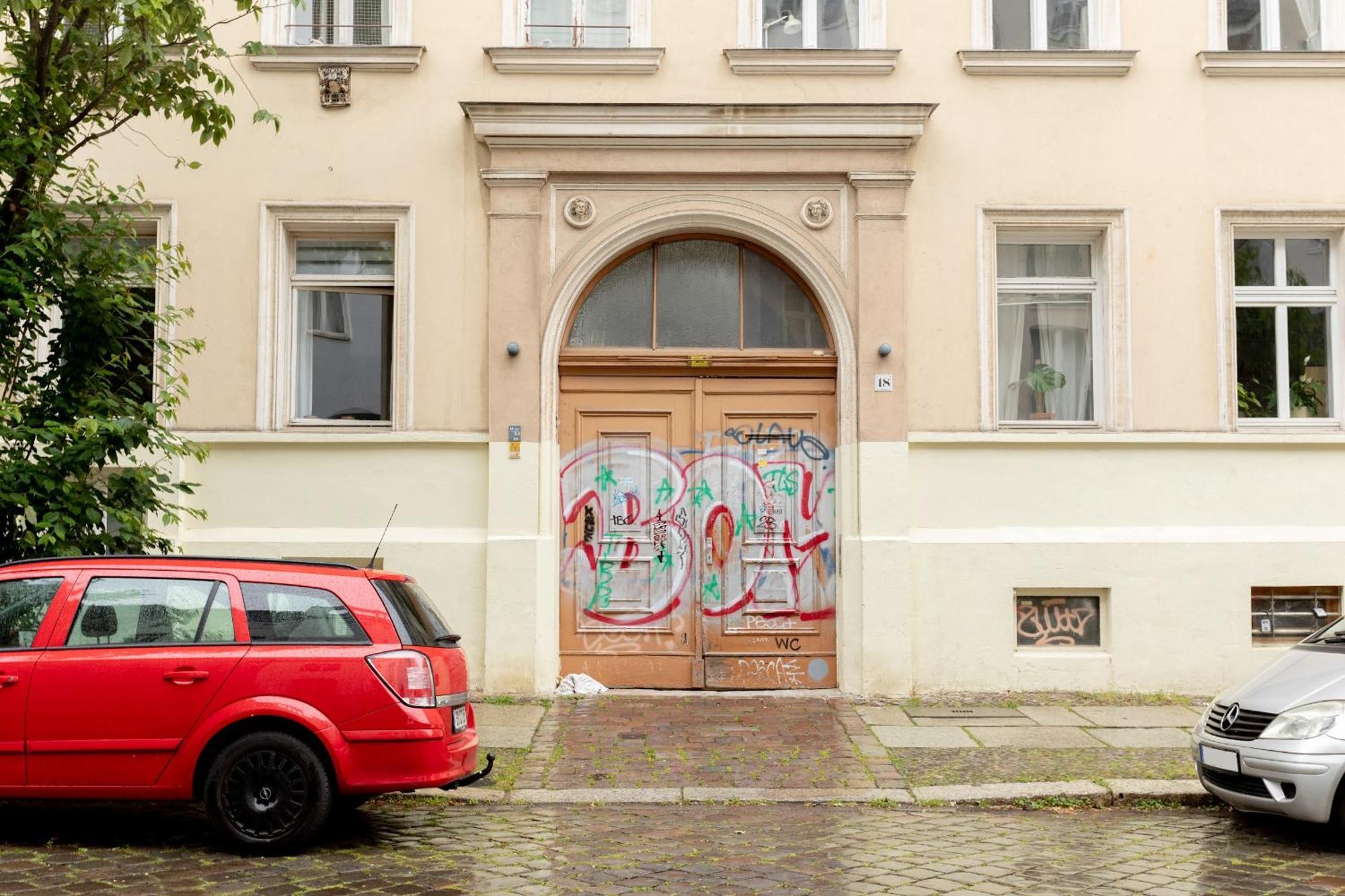 Global Living - Design I I Beamer I Kitchen I Terrace I Apartment Berlin