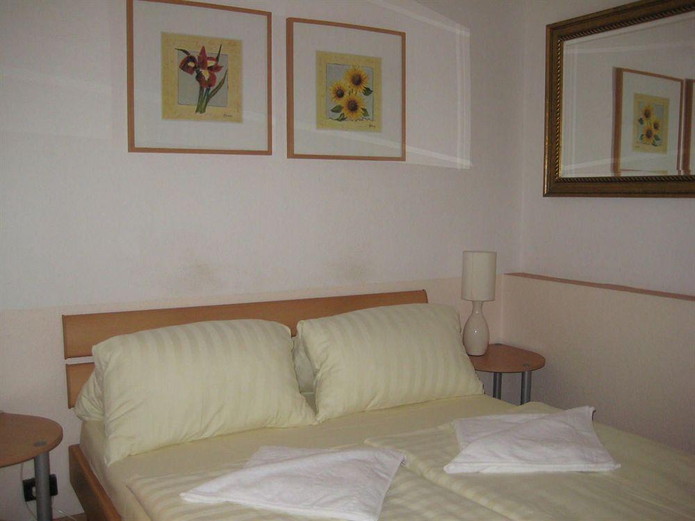 Waizenegger Am Kurfuerstendamm 2*